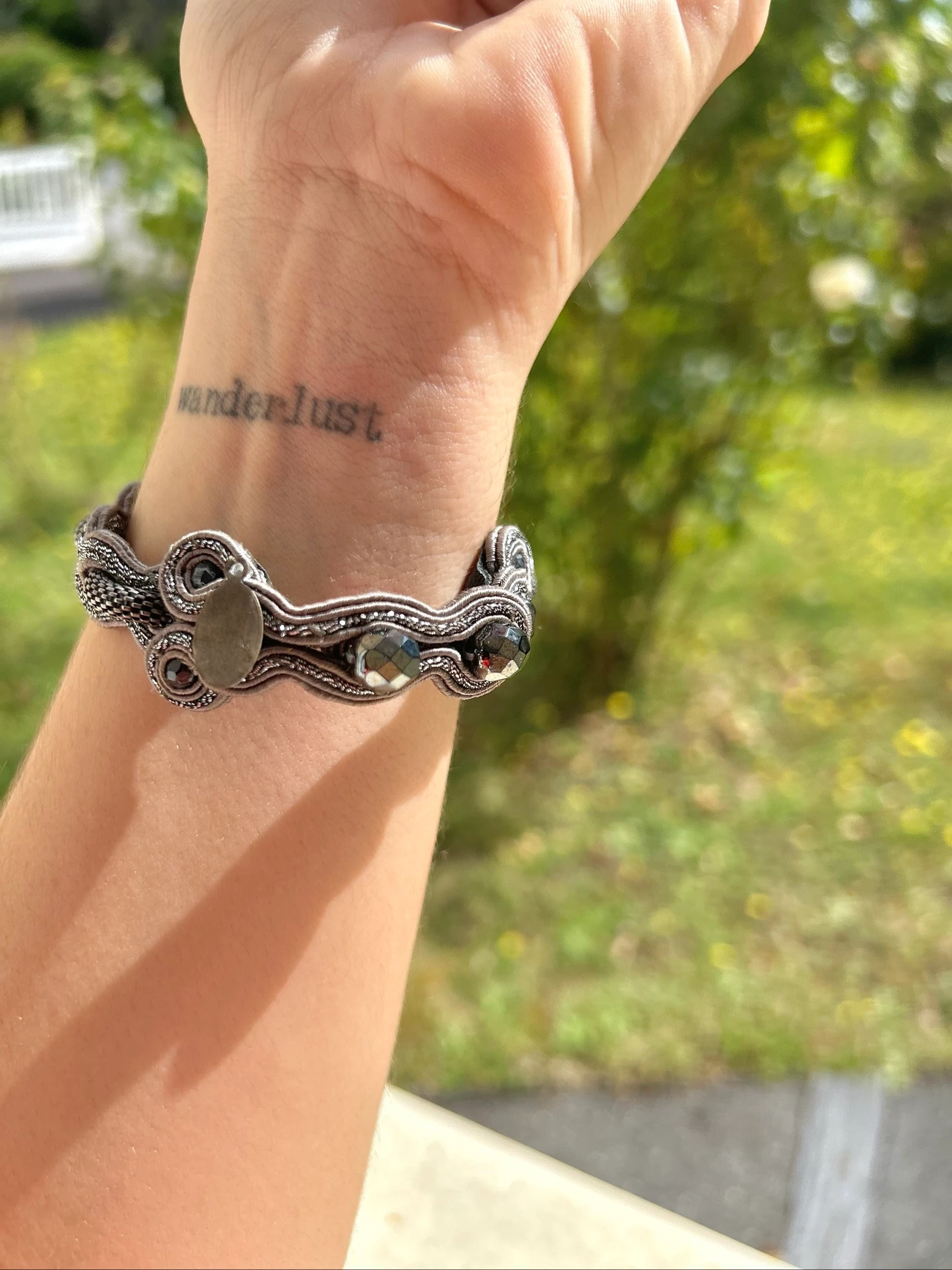 Licht aanpasbare grijze metallic verweven armband Dori Csengeri – photo 3